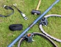 For this method, you need two booms, a normal tension belt, a tension belt with ratchet, a rubber mallet and the above-mentioned fixed points at the appropriate distance.