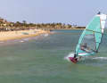 Spätestens ab Mittag weht der Wind Sideshore und man kann mit Vollgas bis zum Strand surfen. Auf den ersten Metern ist das Wasser stehtief.