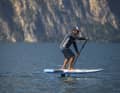 Michi Schweiger paddelt sich notfalls sogar ohne Welle aufs Foil.