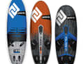 The foil board (right) is wide throughout and offers the best leverage in flight. However, a 75 centimetre wide freeride board (left) is also well suited for foil beginners because - like the freerace board (centre) - it planes very smoothly compared to the rather abruptly accelerating foil board.