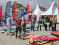 Seine Mission: Windsurfen wieder größer zu machen. Für einige Surf-Schüler gab es eine Extra-Motivation vom 42-fachen Weltmeister