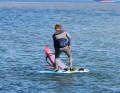 Reine Foilboards haben im Vergleich zu Windsurfbrettern kompaktere Maße mit kürzerem Bug und viel Volumen im Heck. Achte deshalb beim Schotstart darauf, den Bug nicht zu sehr zu belasten, stehe mit dem hinteren Bein weiter hinten als gewohnt