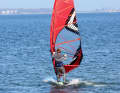 With the right pumping technique, however, you can also achieve the necessary take-off speed with much smaller sails. A light beam reach is ideal for this.