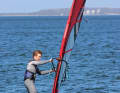 During this phase, consciously hold the sail open with your sailing hand - this is one of the biggest differences to the power jibe on a windsurfing board!