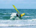 Mit Thruster-Finnen ist der Patrik F-wave ein drehfreudiges Waveboard.