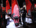 Ganz neu ist das Waveboard Pure - und das schummrige Licht, in dem Dany verschwindet