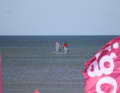 Viele Slalom-Fahrer waren bei knackigem Ostwind für ein Warm-Up auf dem Wasser...
