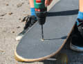 Jedes normale Longboard kann in wenigen Sekunden zu einem Windskater werden