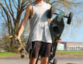 Windskating is possible with a longboard (l.) or a special mountainboard (r.)
