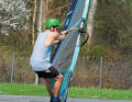 Das Ancarven nach Luv erinnert stark an die Bewegung auf dem Windsurfbrett – verschiebe das Rigg vor dem Körper nach hinten und belaste die Luvkante über deine Fersen. Je weiter du in den Wind nach Luv drehst, desto langsamer wird das Board, spätestens wenn du gegen den Wind stehst, bleibt es stehen