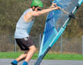 Umgekehrt drückt Anton bei Kurven nach Lee die Knie nach vorne, eine Technik, die der Haltung beim Einleiten einer Powerhalse oder dem Wellenabreiten stark ähnelt.