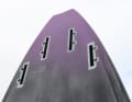 The board is equipped with four slot boxes, but no fins are included in the scope of delivery