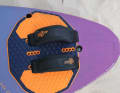 JP has opted for a compromise with the double loops at the rear, which is equally suitable for intermediates and sporty freeriders. All boards have the option of a single centre strap at the rear.