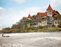 Shredding waves in front of Kaiser Wilhelm's spa residence: it's possible at the Leba spot.