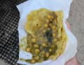 Schmeckt deutlich besser als es aussieht: Doubles, zwei Teigfladen mit Kichererbsen und lecker-scharfen Saucen - ein Muss auf Tobago!