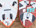 On sporty freerace or slalom boards (left), the straps can only be mounted on the outside. Freeride boards suitable for intermediates offer the option of screwing the foot straps to the inside and front