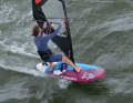 To make it round the front of the mast to the other side of the sail, the pressure must be released from the sail. You can do this by dropping onto a deep, space-wind course. Surf tip: The more speed you have, the less tension there is in the sail, as the airstream and the actual wind cancel each other out.