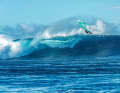 Flo Jung  schwebt über dem Riff von Cloudbreak. Nur an wenigen Breaks liegt die Grenze zwischen perfektem Ritt und Desaster so dicht zusammen.