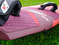 For maximum performance, the straps are then mounted all the way on the outside, as with the Tabou Rocket (4), which nevertheless makes entry as easy as possible with not too steep edges. However, the Tabou straps cannot be optimally adjusted for very small feet.