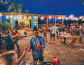 Vom einfachen Übersee-Container zum vollwertigen Wassersport-Zentrum, inklusive chilliger Abende:  Windsurfing Curaçao, freitags ist Happy Hour.