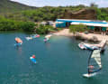 Durch die Tiefe auch sehr schön zum Foilen: Karibik-Feeling mit entspanntem Surf-Vibe machen bei Windsurfing Curaçao den böigen Wind wieder wett.