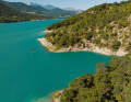 Ten kilometres long, but only 300 metres wide. Lac Monteynard is the perfect spot for perfecting your jibes.