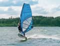 Katja von der Surfstation funmüritz glüht an Spot Nummer sechs mit ihrem Vierer-Segel übers Wasser