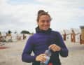 "Unseren Sport hautnah vor großem Publikum  präsentieren – das geht beim Tow-in auf  dem Pool." Sebastian Gux