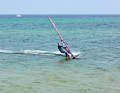 Use the weight on the heels to steer the board into the wind with foot control in a harmonious curve. Try to keep the board flat on the water so as not to stall the speed. surf tip: You can move the sail hand slightly to windward towards the mast while anchoring.