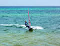 To prepare for the side change, you first need to create space. In this case, pushing the rig backwards is not a steering movement, but primarily serves to create the necessary space around the mast. The arms are therefore stretched out.