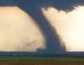 Der zerstörerische Rüssel eines gewaltigen Tornados bei Wray im US-Bundesstaat Colorado.