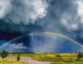 Ein Unwetter ist über die Weiten Oklahomas gezogen. Nun kämpft sich die Sonne durch die Wolken und zaubert einen Regenbogen auf den Regenvorhang.