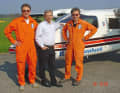Der Hagelabwehrpiloten-Coach Michael Sachweh mit zwei seiner Piloten, Georg Vogl, Chefpilot, (rechts) und Johann Wagenstaller (links).