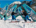 360-Grad-Rotationen – wie die eines Flakas – lassen sich auf dem kurzen, drehfreudigen Snowboard sehr gut nachstellen. Nick trainiert seine Manöver.