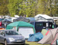 Im Beachcamp auf dem Surf-Festival finden sowohl Zelte und kleine Bullis ihren Platz...