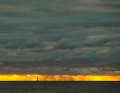 Ein wolkenverhangener Tag auf Sylt - doch kurz bevor sie untergeht, lugt die Sonne nocheinmal unter der Wolkendecke hervor und bringt für einige Minuten ein spektakuläres Licht