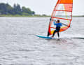 During normal speed riding, the body hangs far to the outside and lateral pressure is built up on the fin. To prevent you from simply pushing your tail to the side and getting a spinout on the following jump, you need to straighten your upper body and get it over the board. So unhook yourself from the harness before the jump and straighten your upper body.