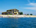 Beeindruckendes Setup – so wie hier beim Windsurfclub Emsland bieten auch andere Clubs eine perfekte Basis, um nach dem Surfkurs im Urlaub am Ball zu bleiben.
