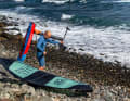 Fällt der Strand steil ab, ist die Tragetechnik auf der Schulter ideal. Dazu schultert man das Board auf der Luvseite, mit dem Foil nach vorne. Der Wing...