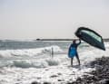 Die seitliche Tragetechnik eignet sich nur für sanfte Wellen und den Einstieg in flaches Wasser