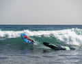 Beim Durchqueren des Shorebreak schwimmt der Wing dann mit Abstand hinterher