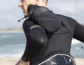 Auch eine Modellvariante mit Frontzip und integrierter Haube ist erhältlich
