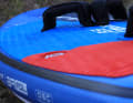 Beim Starboard Air Foil Inflatable sitzt eine feste Platte auf einem größeren, aufblasbaren Rumpf