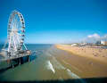 Freie Sicht über die Nordsee und den Strand von Scheveningen bietet das fünfzig Meter hohe Riesenrad Skyview de Pier an seinem einmaligen Standort auf der Seebrücke