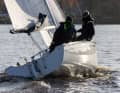 The lifting keel with bomb ensures a high level of safety. Even in gusts of up to 16 knots, the boat felt very safe at all times. Weight trim is only possible to a limited extent. Sitting on the edge is possible, but riding out without harnesses is not. However, this is not necessary as the Milan 22 does not tip over.
