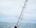 Into the wind: When it's blowing or gusty, the skipper simplifies his work with extreme height. This keeps the position in the boat low and makes it easier to handle the sheet and tiller. Turning boats with a wheel via autopilot