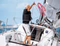 Get rid of it: To recover the gennaker, the halyard and jib line must run out cleanly. The best way to do this is to throw them out aft before starting the manoeuvre. The water slows down the outflow after releasing the clamps