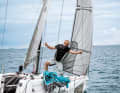 Check: Before attaching the lines, check the running paths and the leech of the gennaker. Even experienced sailors have pulled their cloth into the rigging by the neck or tangled the halyard. Always clip the pannier into the railing