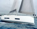 A white giant: The high freeboard characterises the look. However, the large hull windows can stretch the lines