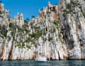 A rock face like a cathedral: anchoring in front of the majestic limestone cliffs in the Calanque de l'Oule